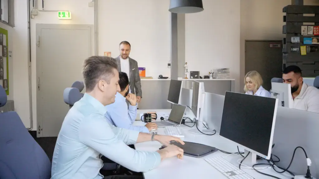 Teamarbeit in modernem Büroumfeld