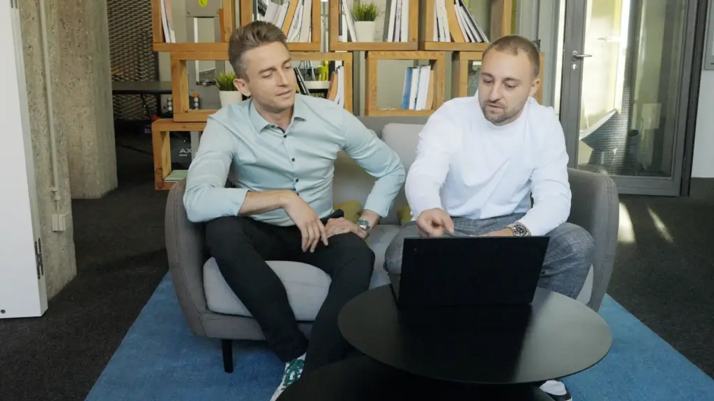 Zwei Personen diskutieren über Technologie.